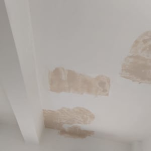 תיקוני צבע בתקרה עם כתמים חומים