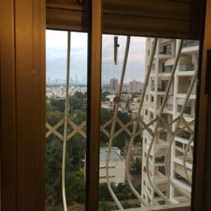 חלון אלומיניום עם תריסים ומסגרת מתכת