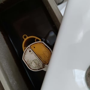 מיכל אסלה עם מנגנון פלסטיק צהוב ולבן