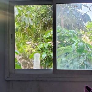 חלון אלומיניום עם סורג דקורטיבי
