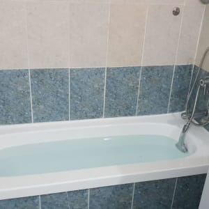 אמבטיה עם חיפוי קרמיקה כחול ולבן