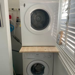 מכונת כביסה ומייבש כביסה מונחים זה על זה