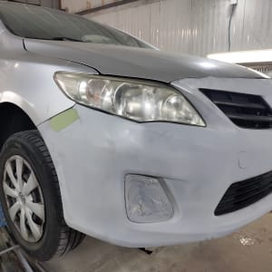 רכב בתהליך תיקון פחחות עם שפכטל על הפגוש