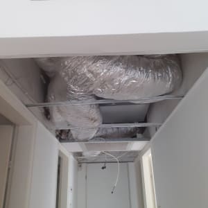 תעלות מיזוג אוויר בתקרה פתוחה עם גבס