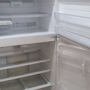 מקרר פתוח ונקי עם מדפים ריקים