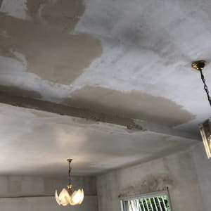 תקרה עם תיקוני צבע וטיח