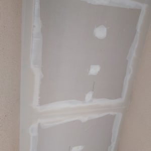 לוחות גבס עם חיבורים מטויחים בתקרה