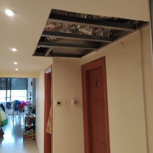 תקרת גבס פתוחה עם מסגרת מתכת חשופה