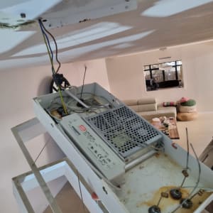 תיבת חשמל פתוחה עם חוטים חשופים ותיבת מתכת