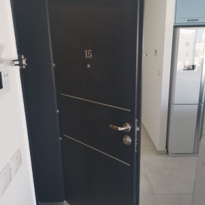 דלת פתוחה עם מנעול ומספר 15