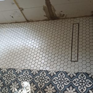 קיר עם אריחים משושים ודוגמת אריחים מעוצבת