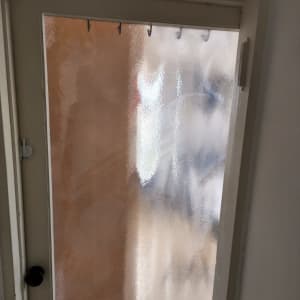 דלת עם זכוכית מטושטשת ומסגרת לבנה