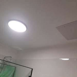 תקרה עם פתח שירות וגבס בחדר אמבטיה