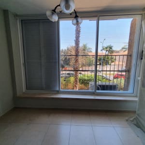 חלון אלומיניום גדול עם תריסים סגורים