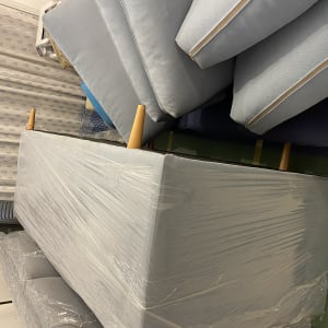 ספות עטופות בניילון מוכנות להובלה