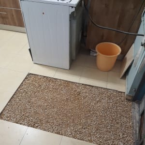 ריצוף קרמיקה עם חצץ, תנור גז ודלי כתום