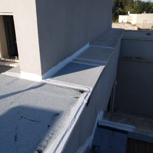 איטום גג עם חומר לבן לאורך הקצוות