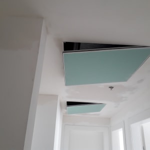 תקרת גבס עם לוחות ירוקים מותקנים חלקית