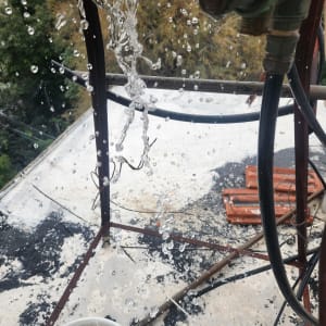 מים זורמים מצינור דוד שמש על גג