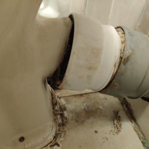 חיבור צינור ביוב עם נזילה ותיקון