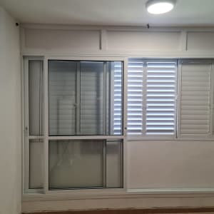 חלון אלומיניום עם תריסים לבנים