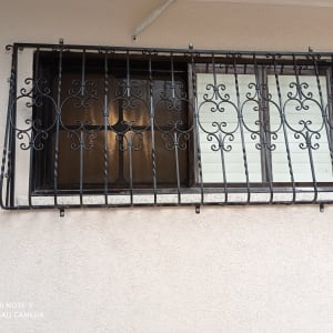 סורגי ברזל מעוצבים על חלון זכוכית