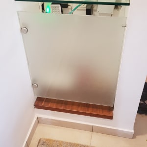 מדף זכוכית שקוף עם דלת זכוכית חלבית