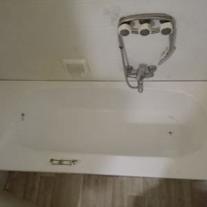 אמבטיה לבנה עם ברז ומקלחת יד