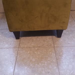 הדום מרופד ירוק על רצפת אריחים