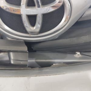 סמל טויוטה על גריל רכב עם נזק קל