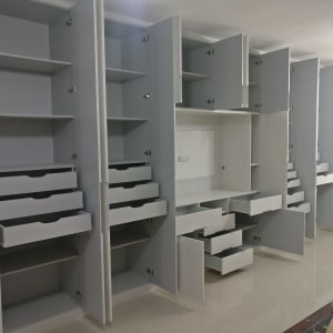 ארונות פתוחים עם מדפים ומגירות בחדר