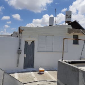 דלי צבע על גג ליד דלת אטומה