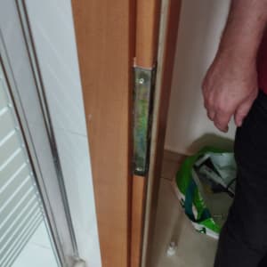 דלת עץ עם מנעול מתכת מותקן