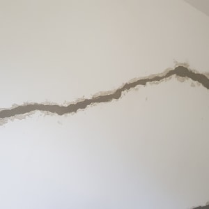 קיר עם סדק מטויח לפני צביעה