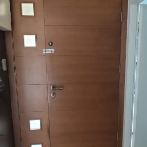 דלת עץ עם ארבעה חלונות מרובעים קטנים