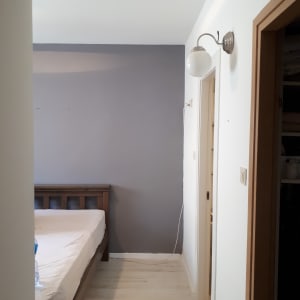 קיר צבוע בצבע אפור בחדר שינה