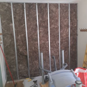 קיר עם שלד מתכת וצמר סלעים לבידוד