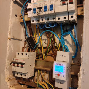 לוח חשמל עם מפסקים וחוטי חשמל צבעוניים