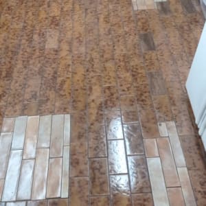 רצפת אריחים עם תיקוני ריצוף בגוונים שונים