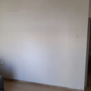 קיר גבס לבן חלק ללא עיטורים