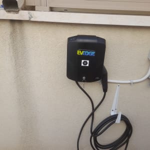 מטען חשמלי לרכב מותקן על קיר חיצוני