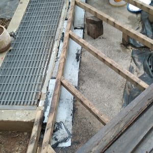 חומר איטום לבן ושחור ליד דלי צהוב