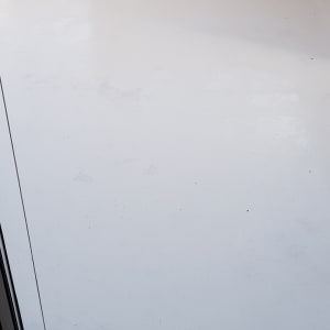 רצפה אטומה עם חיפוי לבן חלק