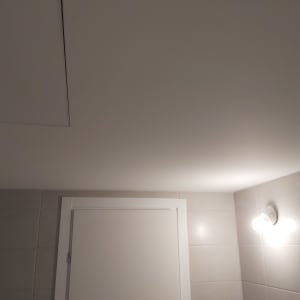 תקרת גבס עם פתח שירות ותאורה