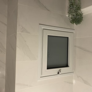 חלון אלומיניום קטן עם ידית לבנה