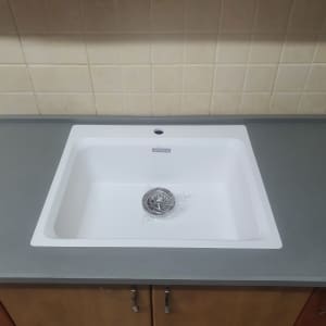 כיור לבן משובץ בשיש אפור במטבח