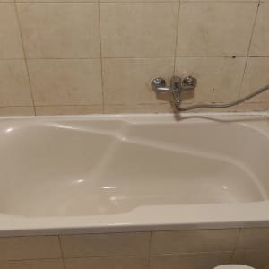 אמבטיה עם איטום סביב הקצוות והברז