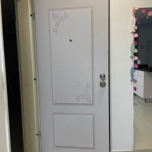 דלת מעוצבת עם עיטורים דקורטיביים ומנעול כסוף