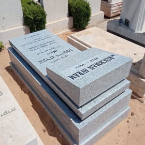 מצבות אבן עם כיתוב בעברית בבית קברות