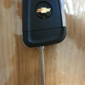 מפתח רכב עם סמל שברולט על שולחן עץ